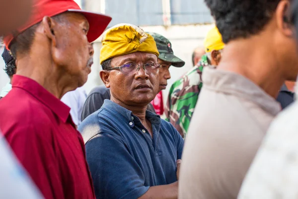 Les habitants pendant les combats de coqs traditionnels . — Photo