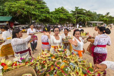 Melasti ayin sırasında kimliği belirsiz kişi