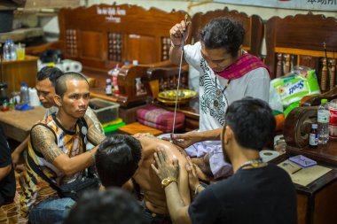 keşiş geleneksel yantra dövme yapar 