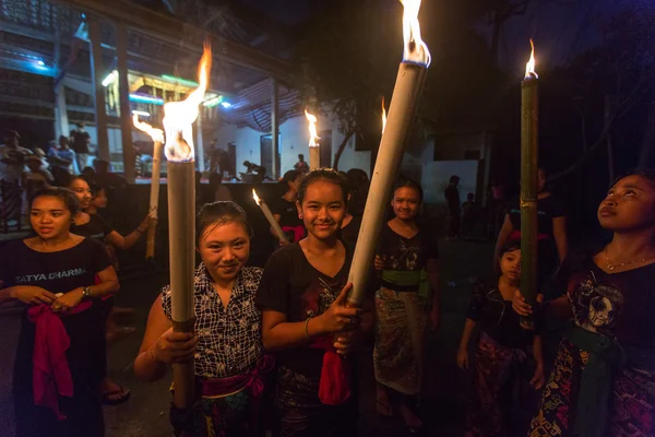 Pessoas durante a celebração de Nyepi — Fotografia de Stock