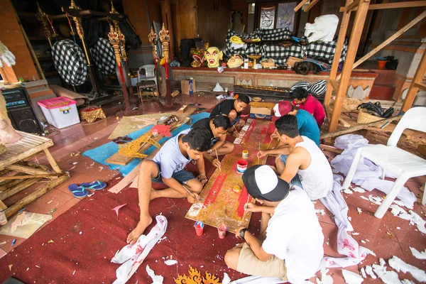 Personas durante la construcción de Ogoh-ogoh — Foto de Stock