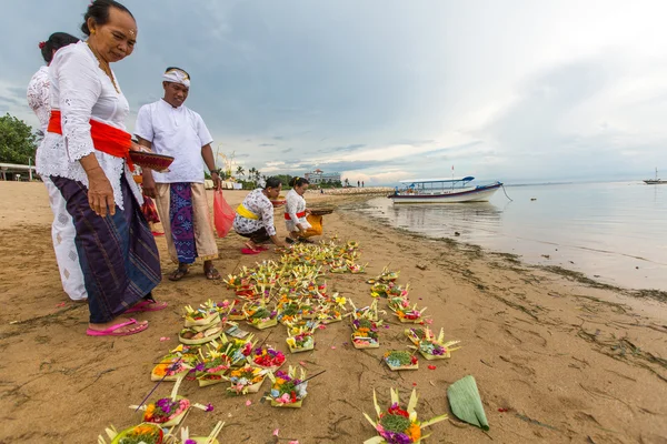 Unbekannte während Melasti-Ritual — Stockfoto