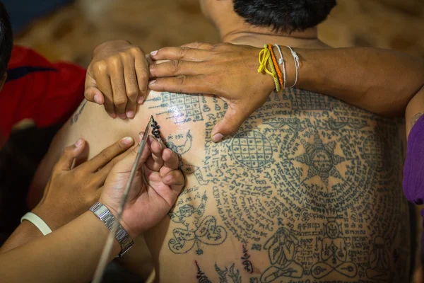 Monk makes traditional Yantra tattooing — Stock Photo, Image