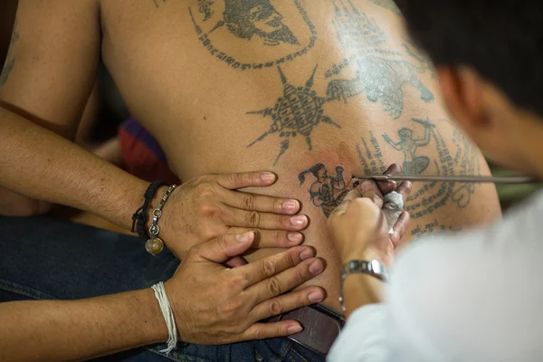 Monnik maakt traditionele yantra tatoeage — Stockfoto