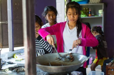 Kimliği belirsiz çocuklar öğle yemeğinde yemek almaya