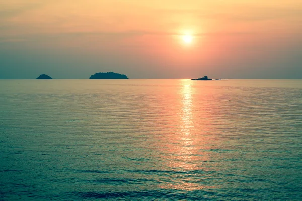 Coucher de soleil sur la côte de mer. — Photo