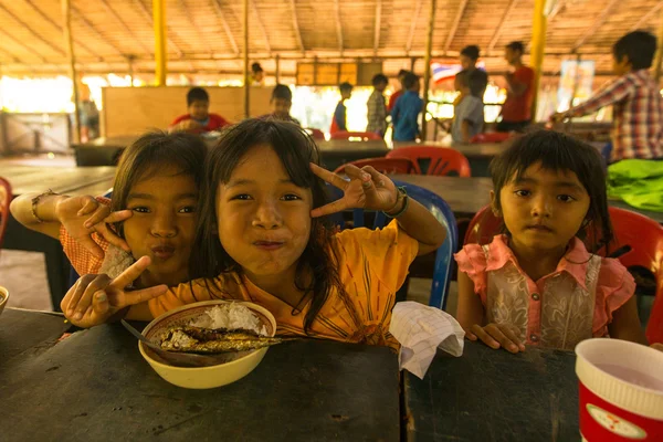 Ebéd gyermekek a Koh Chang — Stock Fotó