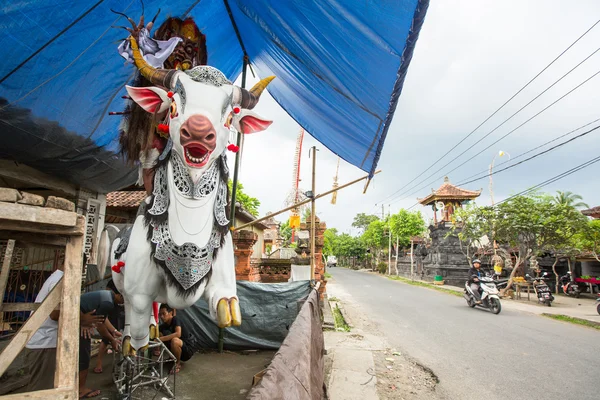 Människor under byggda Ogoh-ogoh — Stockfoto