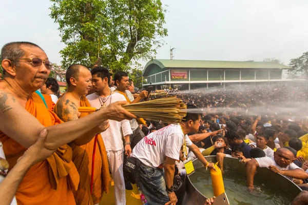 Uczestnicy Wai pełna w Wat Bang Phra — Zdjęcie stockowe