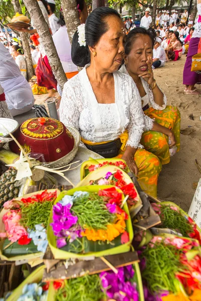 Neznámí lidé během rituálu Melasti — Stock fotografie