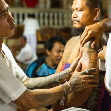 keşiş geleneksel yantra dövme yapar 