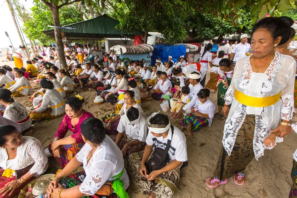 Unidentified people during Melasti Ritual — Stock Photo, Image