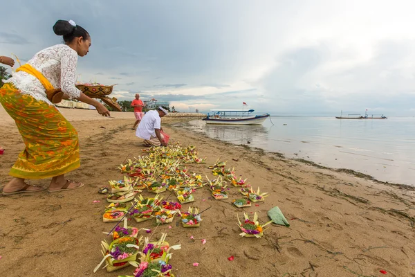 Melasti ayin sırasında kimliği belirsiz kişi
