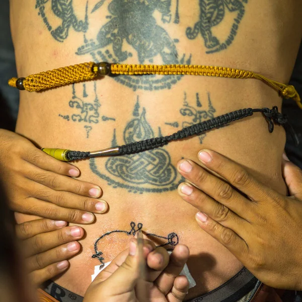 Monk makes traditional Yantra tattooing — Stock Photo, Image