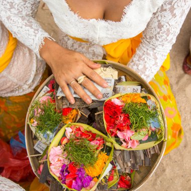Bali dili törenlerinde kurban çim ve para-.
