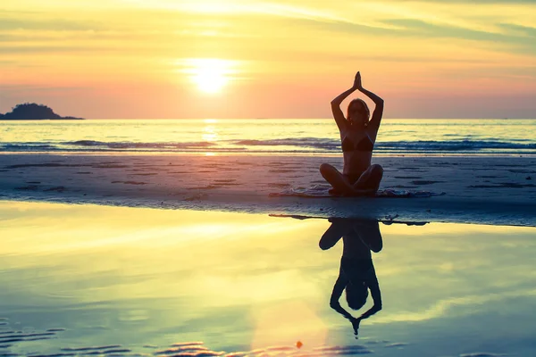 Silhouet van meisje in yoga pose — Stockfoto