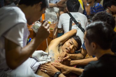 keşiş geleneksel yantra dövme yapar 