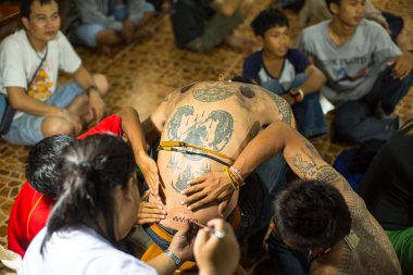 keşiş geleneksel yantra dövme yapar 