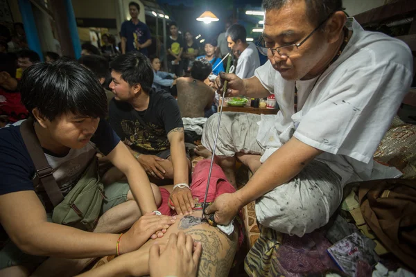 Μοναχός κάνει yantra παραδοσιακά τατουάζ — Φωτογραφία Αρχείου