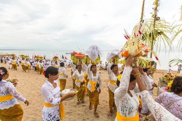 Lidé během rituálu Melasti — Stock fotografie