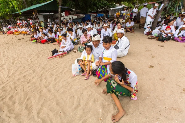 Personas durante el ritual de Melasti — Foto de Stock