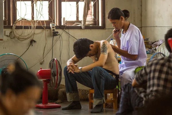 Keşiş geleneksel yantra dövme yapar — Stok fotoğraf