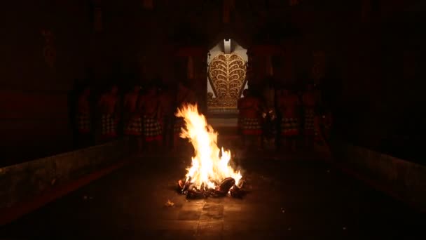 Ballerini che eseguono la tradizionale danza balinese del fuoco Kecak. Bali, Indonesia . — Video Stock