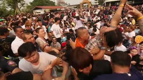 Participantes de la Ceremonia del Día del Maestro en Khong Khuen (posesión espiritual) durante el ritual de Wai Kroo en el monasterio de Bang Pra, Tailandia . — Vídeo de stock