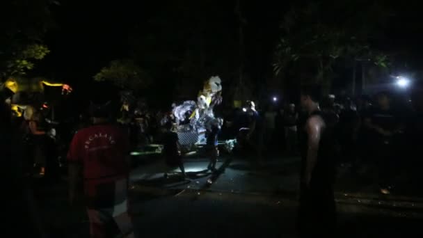 Menschen während der Feier vor nyepi - balinesischer Tag der Stille — Stockvideo
