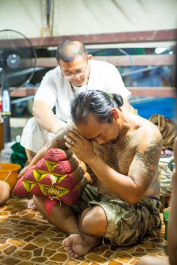 keşiş geleneksel yantra dövme yapar