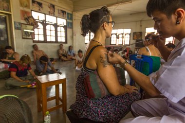 keşiş geleneksel yantra dövme yapar