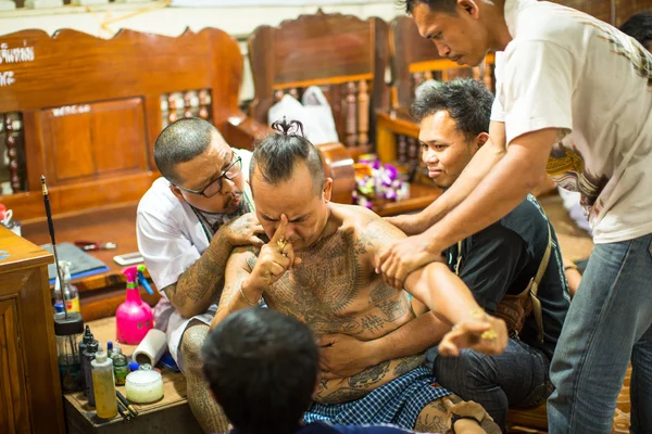 Monje hace tradicional Yantra tatuaje —  Fotos de Stock
