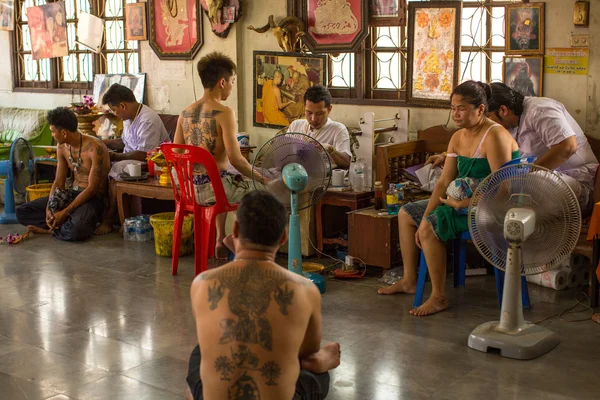 Rahipler yapar geleneksel Yantra dövme — Stok fotoğraf