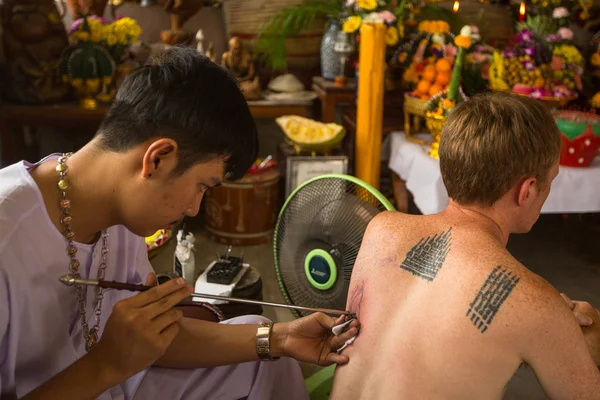 Munk gör traditionella yantra tatuering — Stockfoto