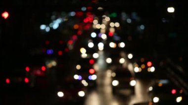 Ufuk gece trafik ışıkları büyük şehirde.