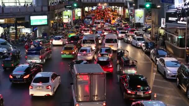 Dopravní zácpa v dopravní špičce poblíž stanice Bts Siam (Bangkok nádraží), večer. — Stock video