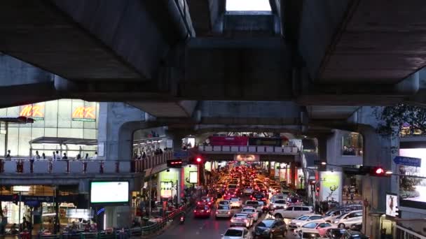 Közlekedési dugó a csúcsforgalom közelében a Siam Bts állomás (központi Bangkok állomás), este. — Stock videók