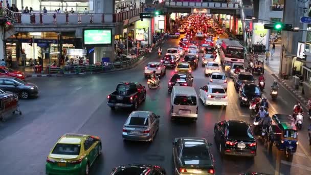 Dopravní zácpa v dopravní špičce poblíž stanice Bts Siam (Bangkok nádraží), večer. — Stock video