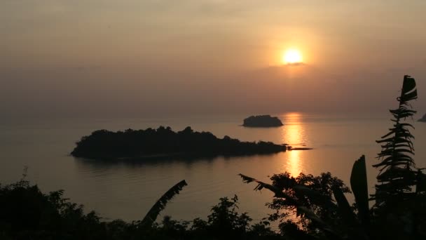Hermosa puesta de sol en las islas — Vídeos de Stock