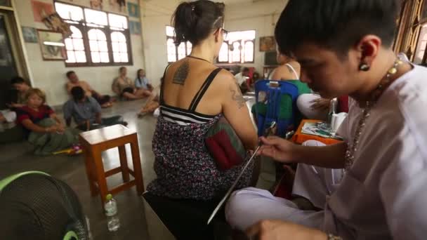 Ritual de Wai Kroo en el monasterio de Bang Pra, Bangkok . — Vídeo de stock