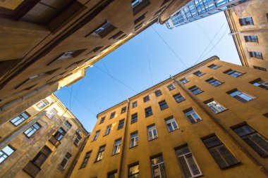 Eski bölgenin bahçesinde. 