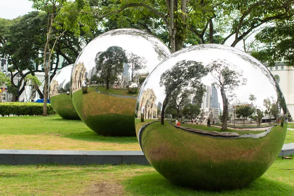 İmparatoriçe yerde ayna topları