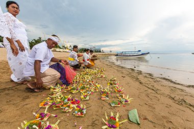 İnsanlar Melasti ayin sırasında