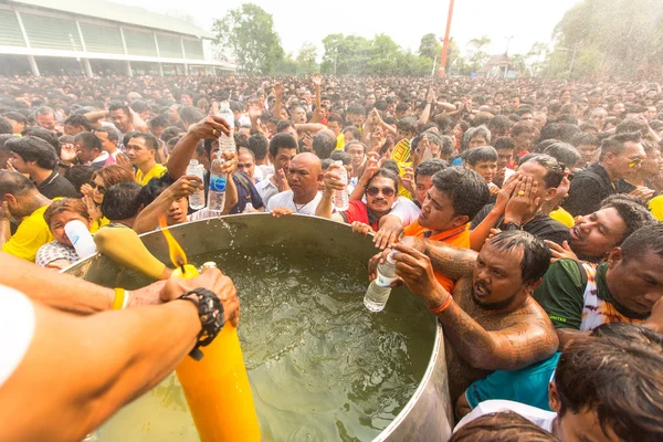 Bendición con agua bendita — Foto de Stock