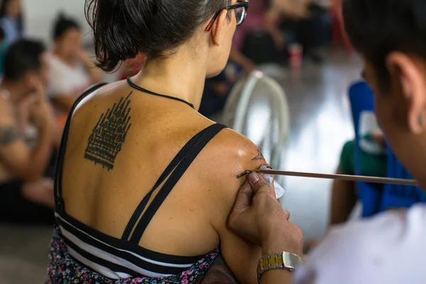 Munk gör traditionella yantra tatuering — Stockfoto