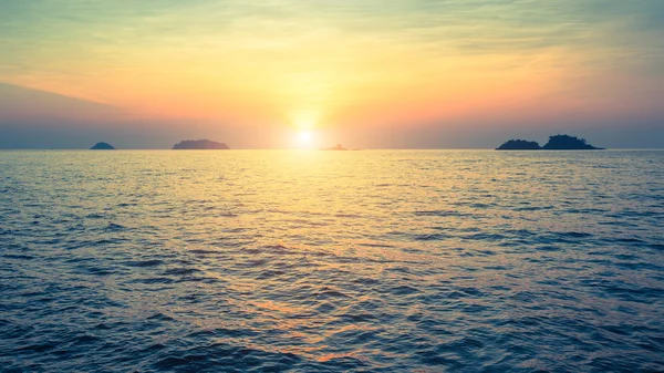 Θάλασσα κατά τη διάρκεια του ηλιοβασιλέματος — Φωτογραφία Αρχείου