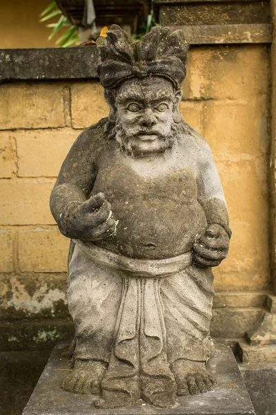Традиционная статуя охранника — стоковое фото
