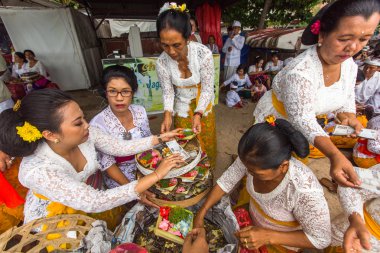  İnsanlar Melasti ayin sırasında