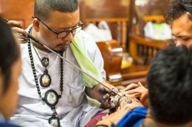 keşiş geleneksel yantra dövme yapar 