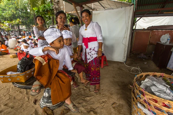 Pessoas durante o Ritual de Melasti — Fotografia de Stock